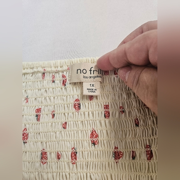 No Frills- Los Angeles Women's 1X strawberry summer top. - Picture 4 of 4
